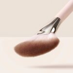 Angled Powder Brush - RARE BEAUTY - Imagen 3