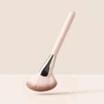 Angled Powder Brush - RARE BEAUTY - Imagen 4