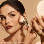 Angled Powder Brush - RARE BEAUTY - Imagen 2